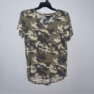 Signature Studio Olive Camouflage V-Neck Tee Medium